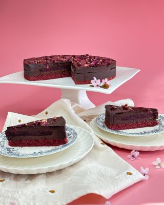 ❤️ Sametový korpus Red Velvet se potkává s hedvábnou ganáží z čokolády a černého rybízu, která doplňuje ovocnou náplň. Je...