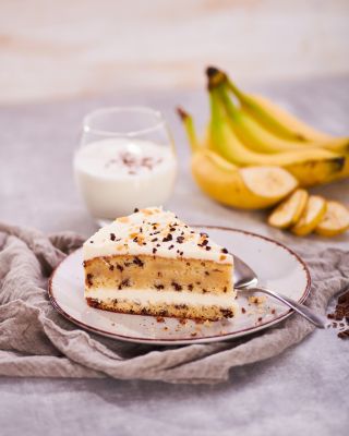 Tři vrstvy lehoučkého, světlého korpusu s kousky čokolády 🍫, které křupnou v ústech. Mezi nimi se skrývá jemná nadýchaná...