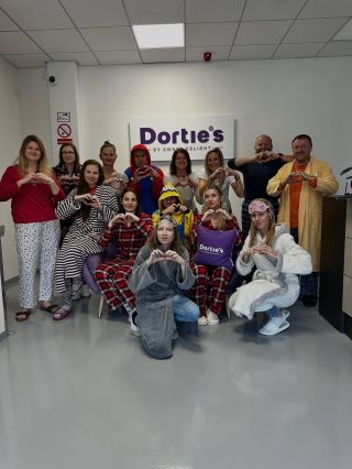 ✨Dnes jsme si oblékli pyžamo pro dobrou věc💛 Podporujeme Dům Ronalda McDonalda, který pomáhá rodinám zůstat spolu v těch...