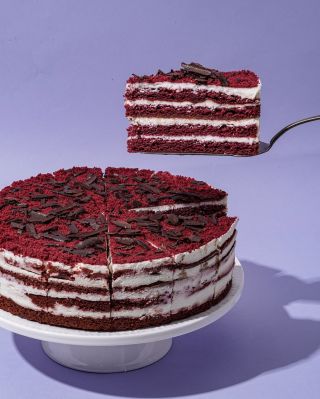 Red velvet v té nejklasičtější podobě – vysoký, barevný a nebezpečně návykový. ❤️🤍❤️ Tenhle dort je přesně ten typ...