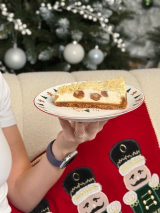 Mezi svátky chutná klid🤍 Jablka, skořice a krémový cheesecake jako sladká tečka pomalých dní po Vánocích. 🍎✨ To je náš...