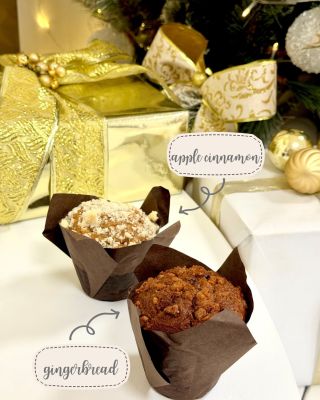 Krásnou 4. adventní neděli 🤍 Voňavý apple cinnamon a poctivý gingerbread muffin s povidlem🧁 Dokonalá sladká chvíle při...